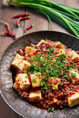  Bengbu Mapo Tofu: Een Smeltpot van Pittige Sichuanse Noten en Delicate Zilverwitte Toefjes!