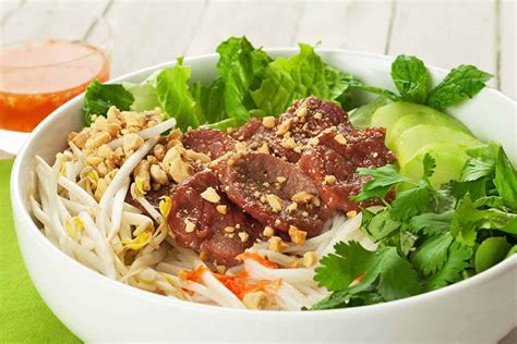 Bún Chả Nha Trang: Een harmonieuze fusie van frisse kruiden en verleidelijke gekaramelliseerde varkensvlees!