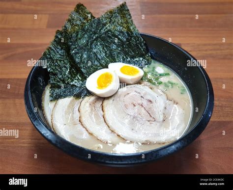  Hakata Ramen: Een romige, bouillonachtige harmonie van rijst noedels en varkensvlees!