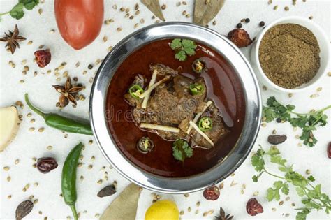  Nihari: Een rijke slowfood-traditie volpittige kruiden en smeulende textuur!