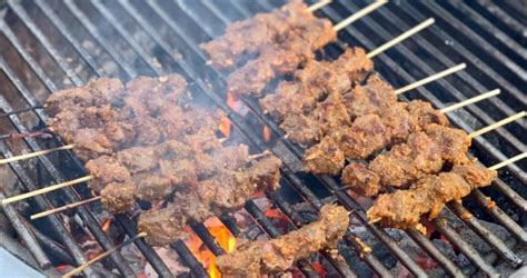  Suya! Een pikante en sappige kebabervaring uit de straten van Delta