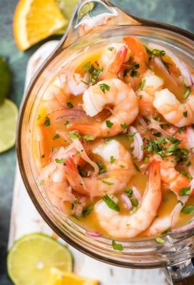   Ceviche de Camarón: Een Zonderlijke Fusie van Frisse Citrussmaken en Pittige Pepers!