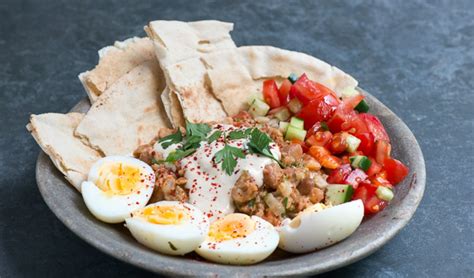  Ful Medames: Een traditionele Egyptische ontbijtgerecht vol hartige kruiden en romige textuur!