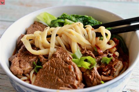  Hand Pulled Lamb Noodles: Een Zinderende Dans van Textuur en Umami in Wuhai!