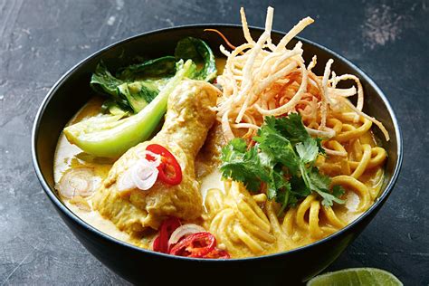  Khao Soi: Een Verwarmende Curry Soep Gecombineerd met Zacht Gebakkennoedels voor een Ongehoorde Smaakbeleving!