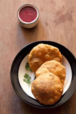  Khasta Kachori! Een Knapperig Genot vol Pikante Aardappelvulling en zoet-zure Chutney