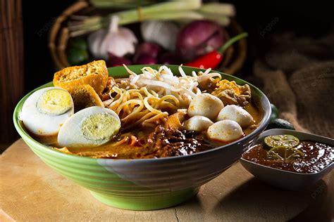 Laksa Johor: Een romige kruidensoep met een pittige kick die je smaakpapillen zal verrassen!