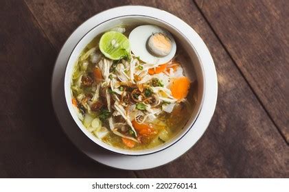  Soto Banjar! Een romige soep met een vleugje zoetheid die je smaakpapillen zal betoveren!