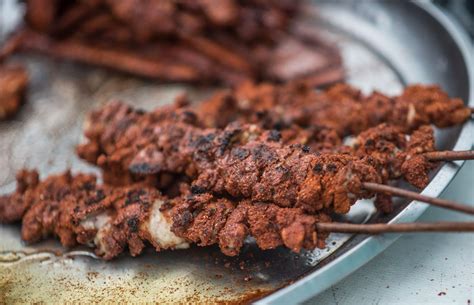  Suya: Een pikant gegrilde lekkernij met een verbazingwekkend aroma!