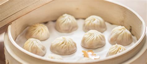  Tangbao: Heeft u ooit een dampende baozi gevuld met een rijke bouillonproeverij geprobeerd?