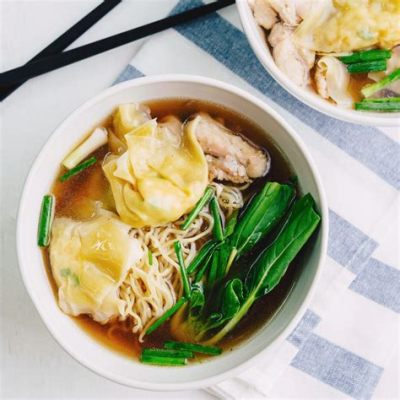  Wontons met Kip en Gevogeltebouillon: Een Hemelse Dans van Smaak en Textuur!